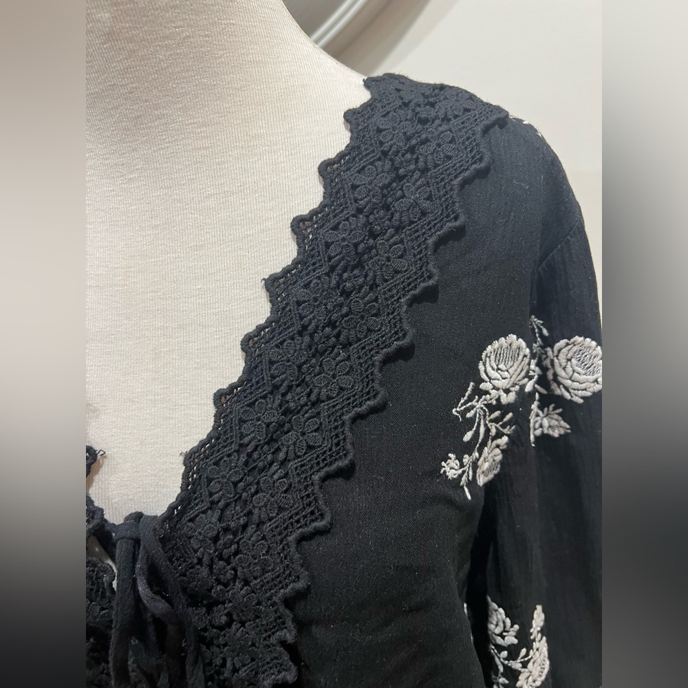 Bell sleeve lace insert criss cross the floral top - Picture 4 of 6